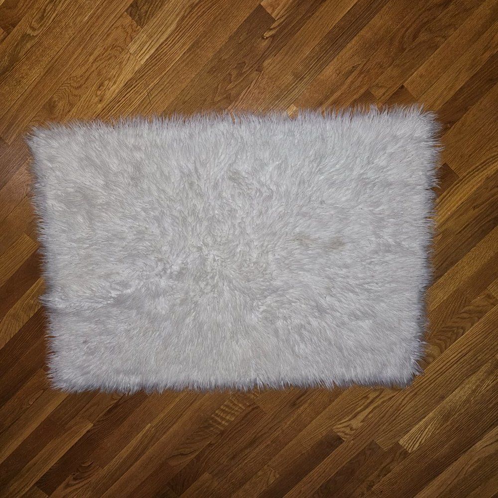Silhouette Home Accent Faux Fur Sheepskin White Fluffy Rug Size 29" x 42" - Picture 3 of 9